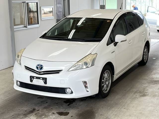 3379 TOYOTA PRIUS ALPHA ZVW41W 2014 г. (KCAA Minami Kyushu)